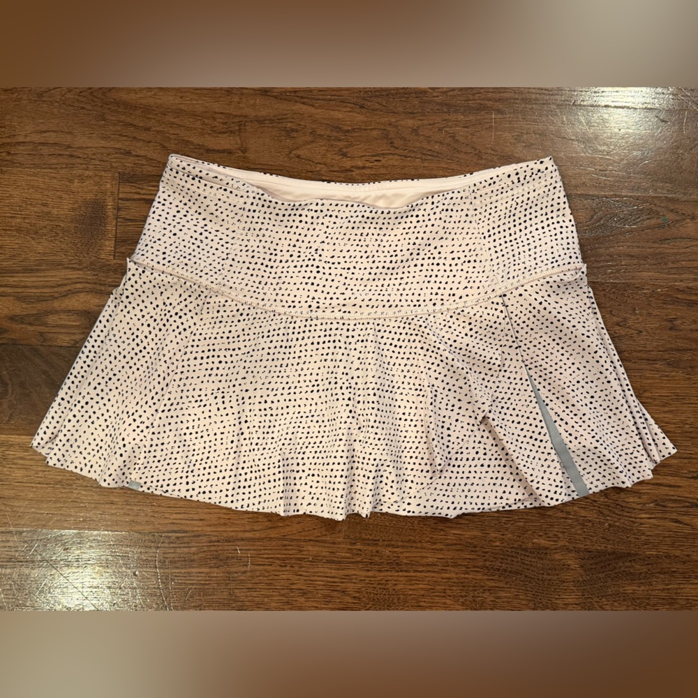Lululemon Skort - White and Black - Size 6 - Picture 2 of 6